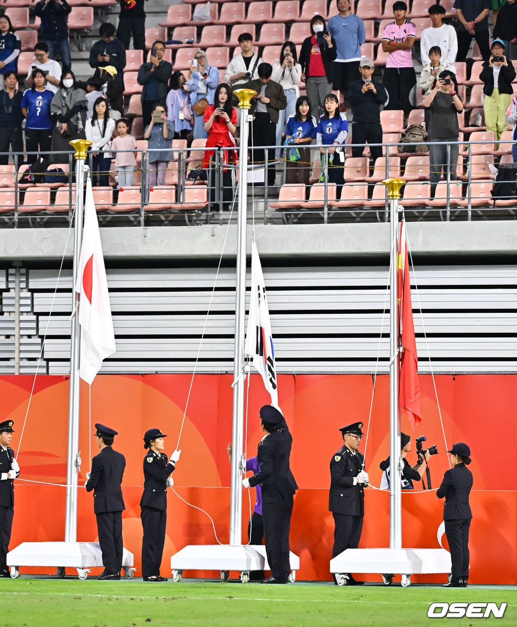 미쳤다! 엄지성(24, 스완지 시티)이 결승골로 한국축구를 살렸다. 이민성 감독이 이끄는 U23 남자축구대표팀은 3일 오후 7시 30분 나고야 스타디움에서 개최된 아이치-나고야 아시안게임 2026 결승전에서 엄지성의 결승골이 터져 숙적 일본을 1-0으로 제압했다. 시상식에서 애국가가 나오는 동안 게양되지 못한 태극기가 뒤늦게 게양되고 있다.      2026.10.03 /  soul1014@osen.co.kr