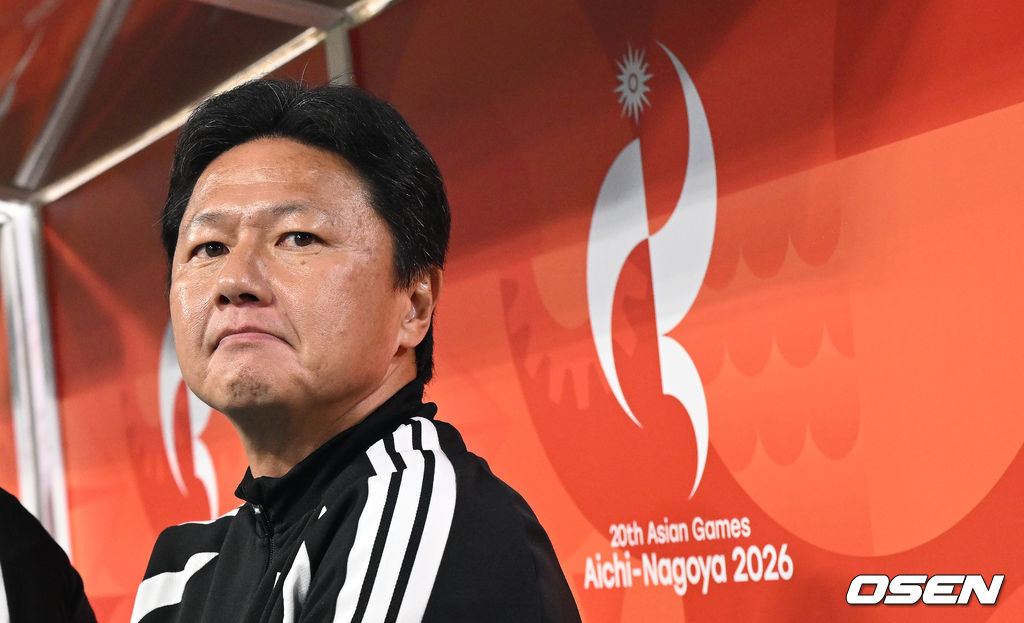 3일 오후 일본 아이치현 도요타 스타디움에서 2026 아이치·나고야 아시안게임 남자축구 한국과 일본의 결승전이 진행됐다.이민성 감독이 지휘하는 한국 23세 이하(U-23) 축구대표팀은 이날 경기서 승리하면 2014년 인천 대회부터 2018년 자카르타·팔렘방, 2022 항저우 대회에 이어 4회 연속 금메달을 거머쥔다.경기 앞서 일본 오이와 고 감독이 그라운드를 바라보고 있다. 2026.10.03 / soul1014@osen.co.kr