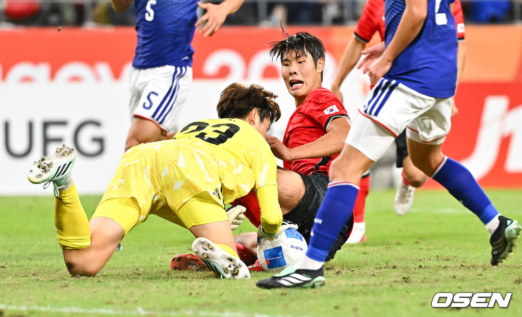 3일 오후 일본 아이치현 도요타 스타디움에서 2026 아이치·나고야 아시안게임 남자축구 한국과 일본의 결승전이 진행됐다.이민성 감독이 지휘하는 한국 23세 이하(U-23) 축구대표팀은 이날 경기서 승리하면 2014년 인천 대회부터 2018년 자카르타·팔렘방, 2022 항저우 대회에 이어 4회 연속 금메달을 거머쥔다.후반 이영준이 골찬스 놓친뒤 아쉬워하고 있다. 2026.10.03 / soul1014@osen.co.kr