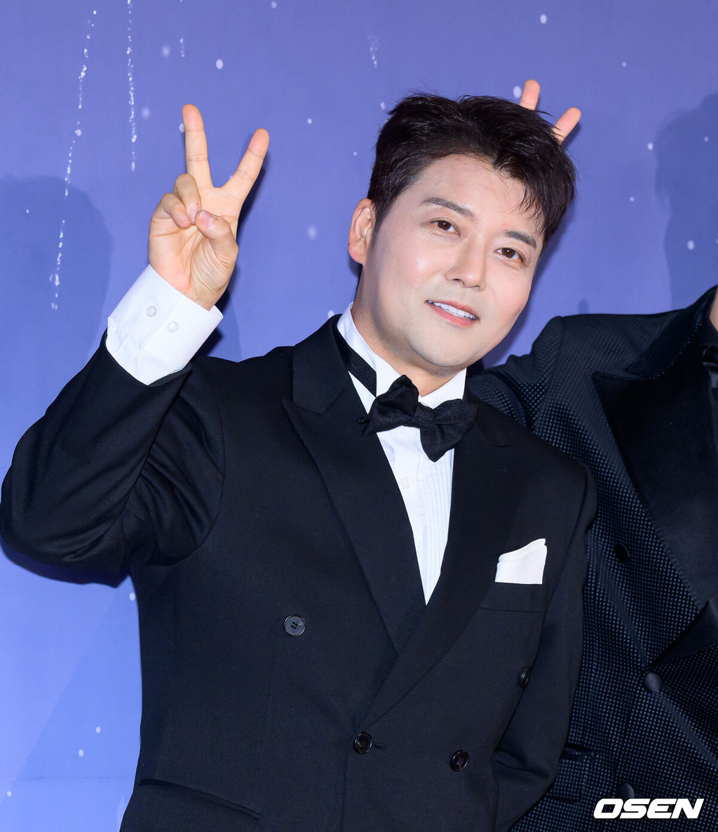 29일 오후 서울 마포구 MBC 미디어센터 공개홀에서 ‘2025 MBC 방송연예대상’ 레드카펫 행사가 열렸다.올해 MBC 방송연예대상 주인공은 유재석, 전현무, 기안84로 압축된다.MBC 방송연예대상은 29일 오후 8시 50분 MBC에서 생중계된다. 방송인 전현무가 레드카펫을 밟고 있다. 2025.12.29 /sunday@osen.co.kr