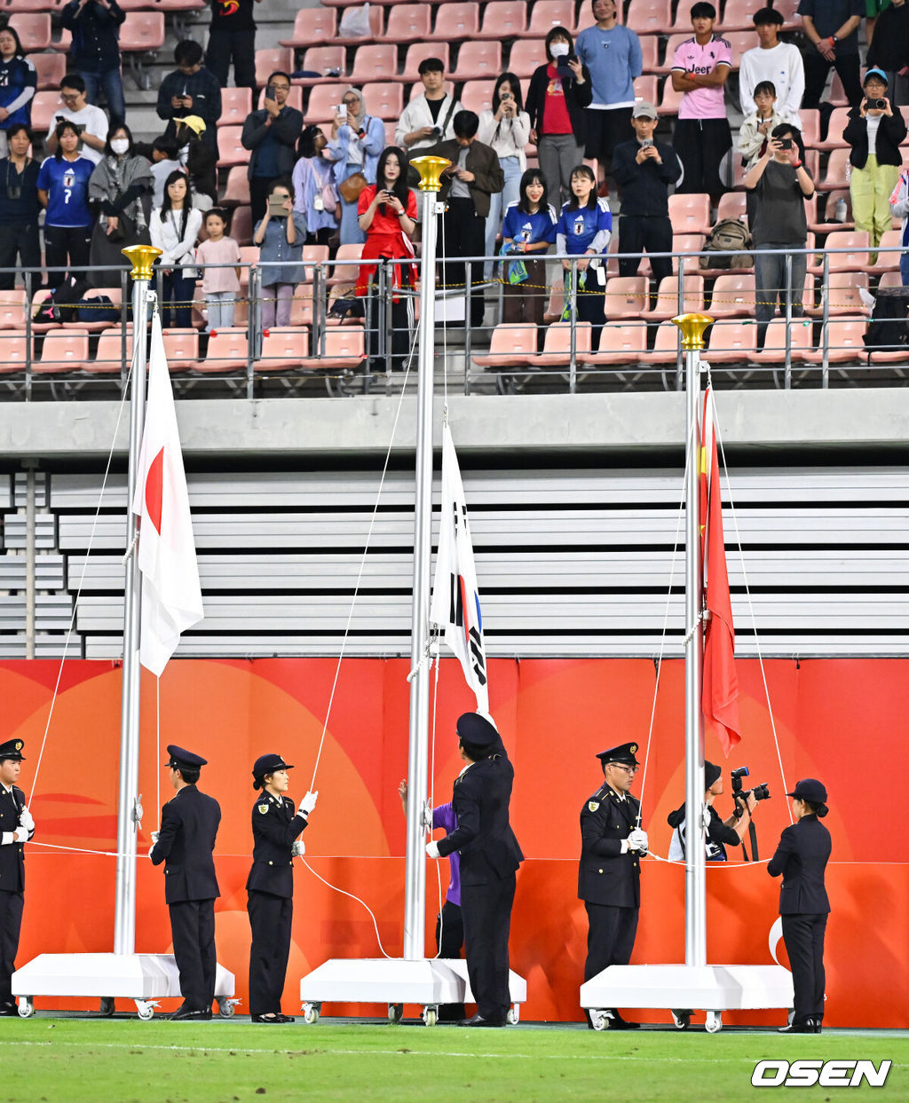 미쳤다! 엄지성(24, 스완지 시티)이 결승골로 한국축구를 살렸다. 이민성 감독이 이끄는 U23 남자축구대표팀은 3일 오후 7시 30분 나고야 스타디움에서 개최된 아이치-나고야 아시안게임 2026 결승전에서 엄지성의 결승골이 터져 숙적 일본을 1-0으로 제압했다. 시상식에서 애국가가 나오는 동안 게양되지 못한 태극기가 뒤늦게 게양되고 있다.      2026.10.03 /  soul1014@osen.co.kr