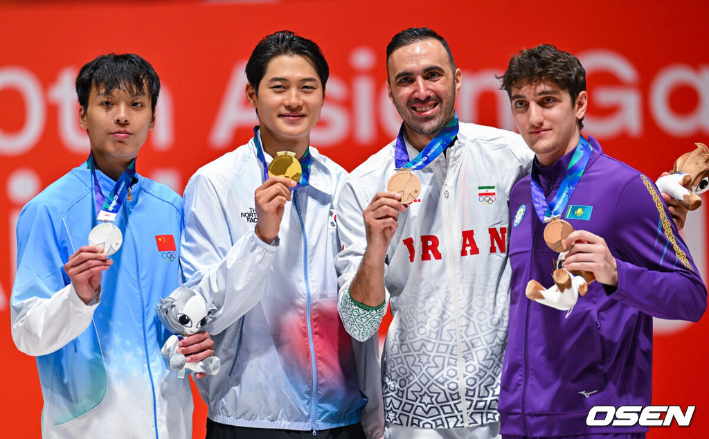 오상욱(30)이 항저우 대회에 이어 이번 아시안게임에서도 금메달을 목에 걸었다.오상욱은 23일 일본 아이치현 도코나메의 아이치 스카이 엑스포에서 열린 2026 아이치·나고야 아시안게임 펜싱 남자 사브르 개인전 결승에서 선천펑(중국)을 상대로 15-13으로 승리했다.시상식 이후 오상욱이 포즈를 취하고 있다. 2026.09.23 / soul1014@osen.co.kr