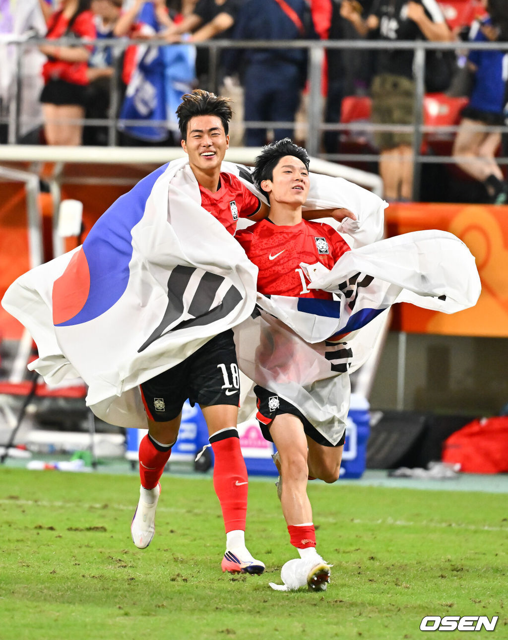 미쳤다! 엄지성(24, 스완지 시티)이 결승골로 한국축구를 살렸다. 이민성 감독이 이끄는 U23 남자축구대표팀은 3일 오후 7시 30분 도요타 스타디움에서 개최된 아이치-나고야 아시안게임 2026 결승전에서 엄지성의 결승골이 터져 숙적 일본을 1-0으로 제압했다. 경기종료 후 김명준과 양민혁이 태극기를 들고 그라운드를 돌고 있다.   2026.10.03 /  soul1014@osen.co.kr