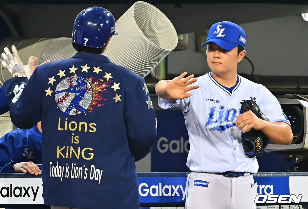 1일 대구삼성라이온즈파크에서 2026 신한 SOL KBO 리그 삼성 라이온즈와 한화 이글스의 경기가 열렸다. 홈팀 삼성은 원태인이, 방문팀 한화는 황준서가 선발 출전했다. 삼성 라이온즈 이재현이 7회말 2사 1루 좌월 2점 홈런을 치고 이승민과 하이파이브를 하고 있다. 2026.10.01 / foto0307@osen.co.kr