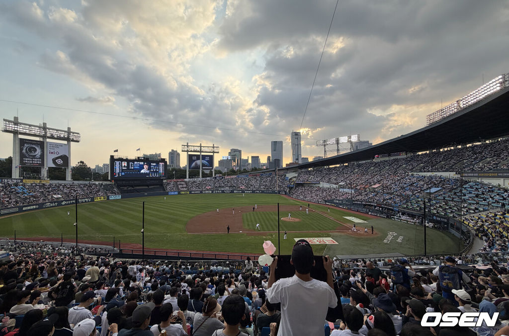 27일 서울 잠실야구장에서 2026 신한 SOL KBO리그 두산 베어스와 KT 위즈의 경기가 열렸다.두산은 최승용, KT는 배제성을 선발로 내세웠다.경기장을 찾은 팬들이 열띤 응원을 펼치고 있다. 2026.09.27 /sunday@osen.co.kr