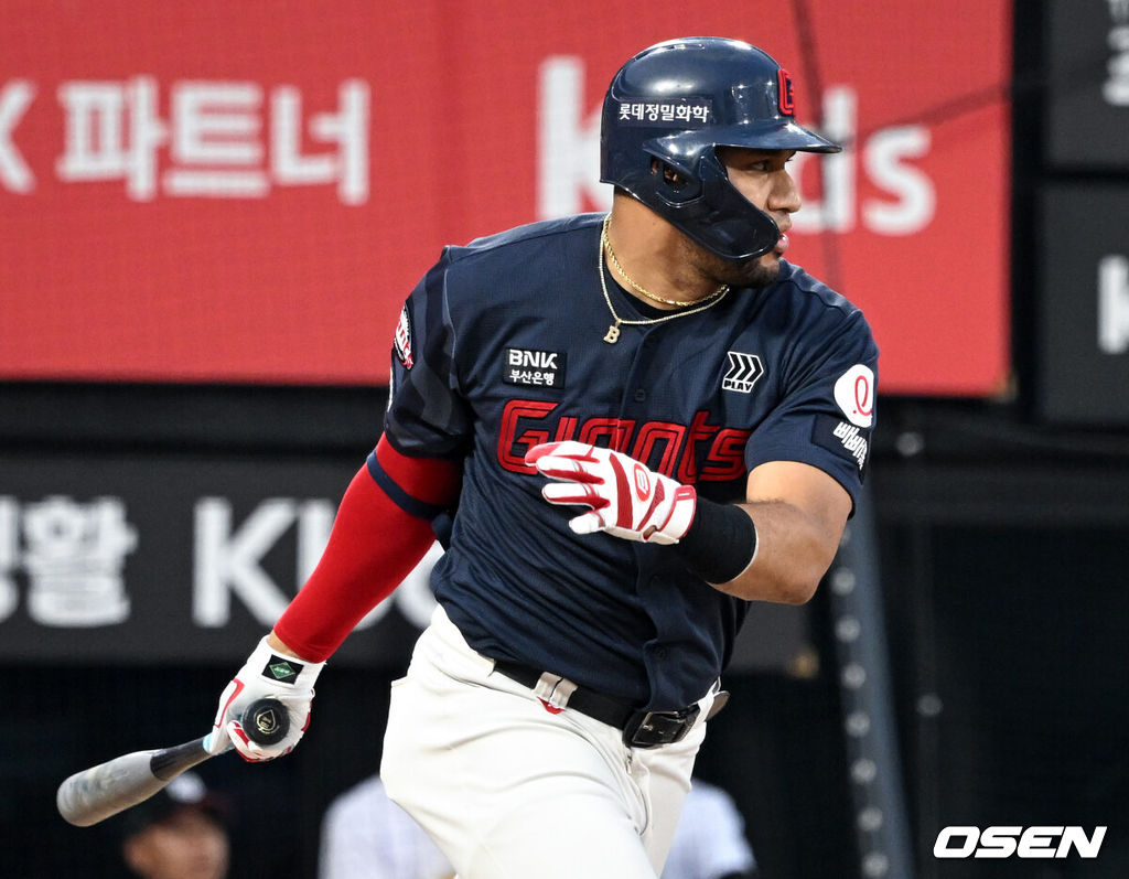 13일 수원 KT위즈파크에서 2026 신한 SOL KBO리그 KT 위즈와 롯데 자이언츠의 경기가 열렸다.이날 KT는 소형준, 롯데는 나균안을 선발로 내세웠다.5회초 2사 3루에서 롯데 레이예스가 적시타를 날리고 있다. 2026.09.13 /cej@osen.co.kr