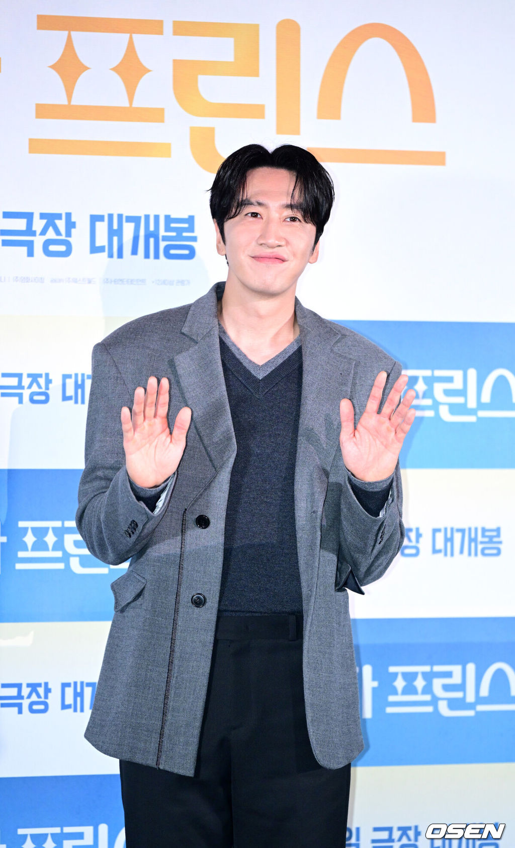 10일 오후 서울 용산 CGV에서 영화 ‘나혼자 프린스’(감독 김성훈) 언론시사회 및 간담회가 열렸다.'나혼자 프린스'는 매니저, 여권, 돈 한 푼 없이 낯선 이국땅에 혼자 남겨진 아시아 프린스 강준우(이광수)가 펼치는 생존 코믹 로맨스다.배우 이광수가 포토타임을 하고 있다. 2025.11.10 / dreamer@osen.co.kr