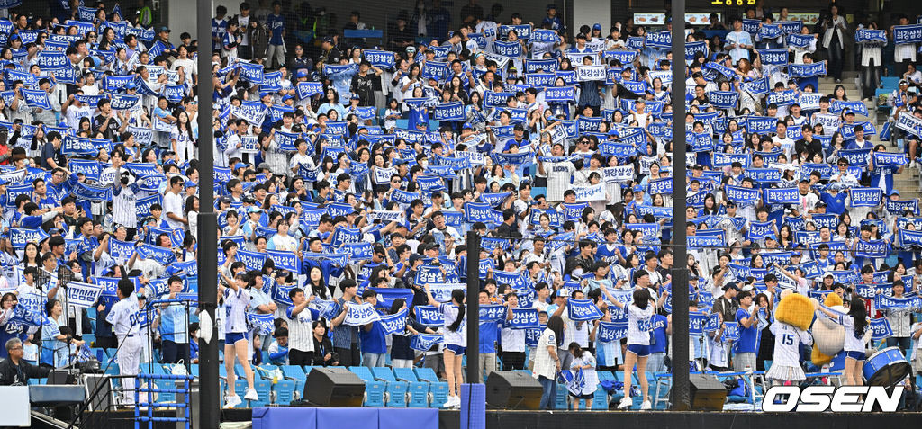 3일 대구삼성라이온즈파크에서 2026 신한 SOL KBO 리그 삼성 라이온즈와 두산 베어스의 경기가 열렸다. 홈팀 삼성은 최원태가, 방문팀 두산은 최승용이 선발 출전했다. 삼성 라이온즈 팬들이 응원을 하고 있다. 2026.10.03 / foto0307@osen.co.kr