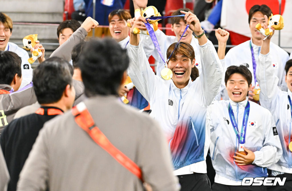 미쳤다! 엄지성(24, 스완지 시티)이 결승골로 한국축구를 살렸다. 이민성 감독이 이끄는 U23 남자축구대표팀은 3일 오후 7시 30분 나고야 스타디움에서 개최된 아이치-나고야 아시안게임 2026 결승전에서 엄지성의 결승골이 터져 숙적 일본을 1-0으로 제압했다. 시상식에서 이영준이 이민성 감독에게 금메달을 전달하고 있다.     2026.10.03 /  soul1014@osen.co.kr