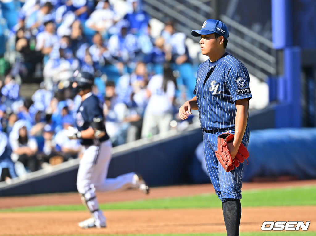 4일 대구삼성라이온즈파크에서 2026 신한 SOL KBO 리그 삼성 라이온즈와 두산 베어스의 경기가 열렸다. 홈팀 삼성은 이승현이, 방문팀 두산은 벤자민이 선발 출전했다. 삼성 라이온즈 이승현이 3회초 2사 두산 베어스 양석환에게 좌월 솔로 홈런을 맞고 아쉬워하고 있다. 2026.10.04 / foto0307@osen.co.kr