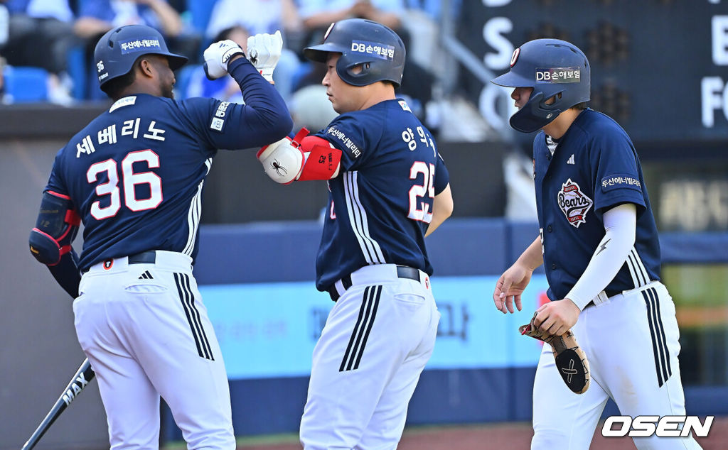 4일 대구삼성라이온즈파크에서 2026 신한 SOL KBO 리그 삼성 라이온즈와 두산 베어스의 경기가 열렸다. 홈팀 삼성은 이승현이, 방문팀 두산은 벤자민이 선발 출전했다. 두산 베어스 양의지가 3회초 무사 1루 좌월 2점 홈런을 치고 하이파이브를 하고 있다. 2026.10.04 / foto0307@osen.co.kr