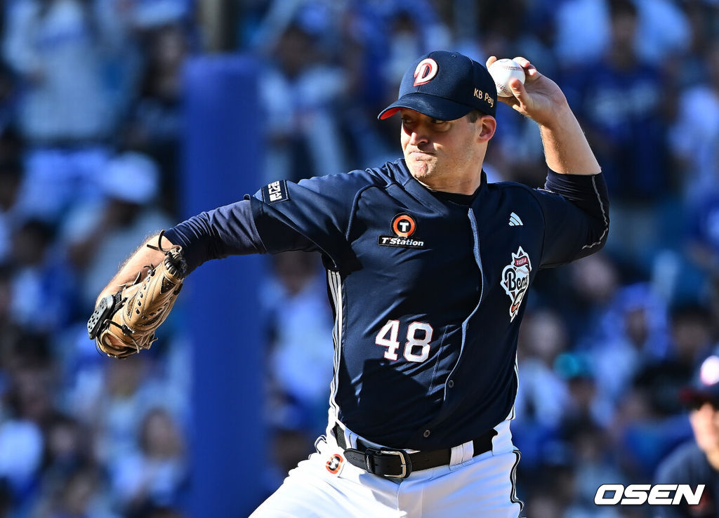 4일 대구삼성라이온즈파크에서 2026 신한 SOL KBO 리그 삼성 라이온즈와 두산 베어스의 경기가 열렸다. 홈팀 삼성은 이승현이, 방문팀 두산은 벤자민이 선발 출전했다. 두산 베어스 선발 투수 벤자민이 역투하고 있다. 2026.10.04 / foto0307@osen.co.kr
