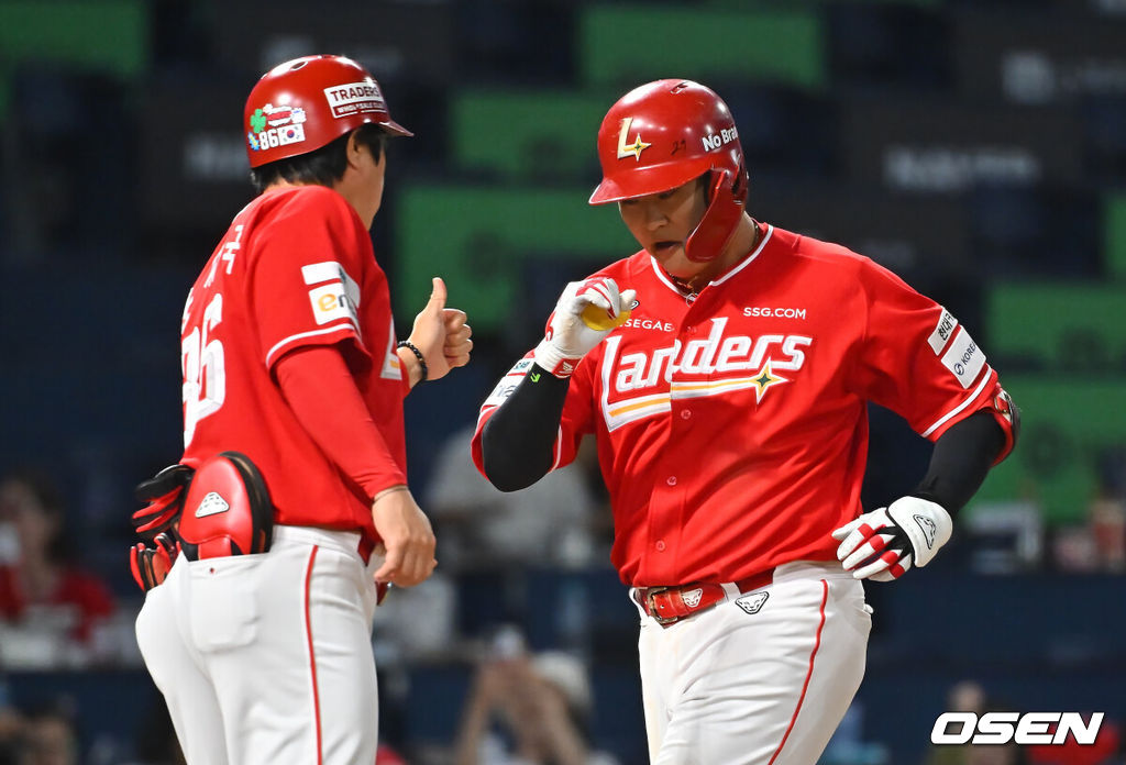 17일 창원NC파크에서 2026 신한 SOL KBO 리그 NC 다이노스와 SSG 랜더스의 경기가 열렸다. 홈팀 NC는 라일리가, 방문팀 SSG는 이로운이 선발 출전했다. SSG 랜더스 고명준이 5회초 우중월 솔로 홈런을 치고 하이파이브를 하고 있다. 2026.09.17 / foto0307@osen.co.kr