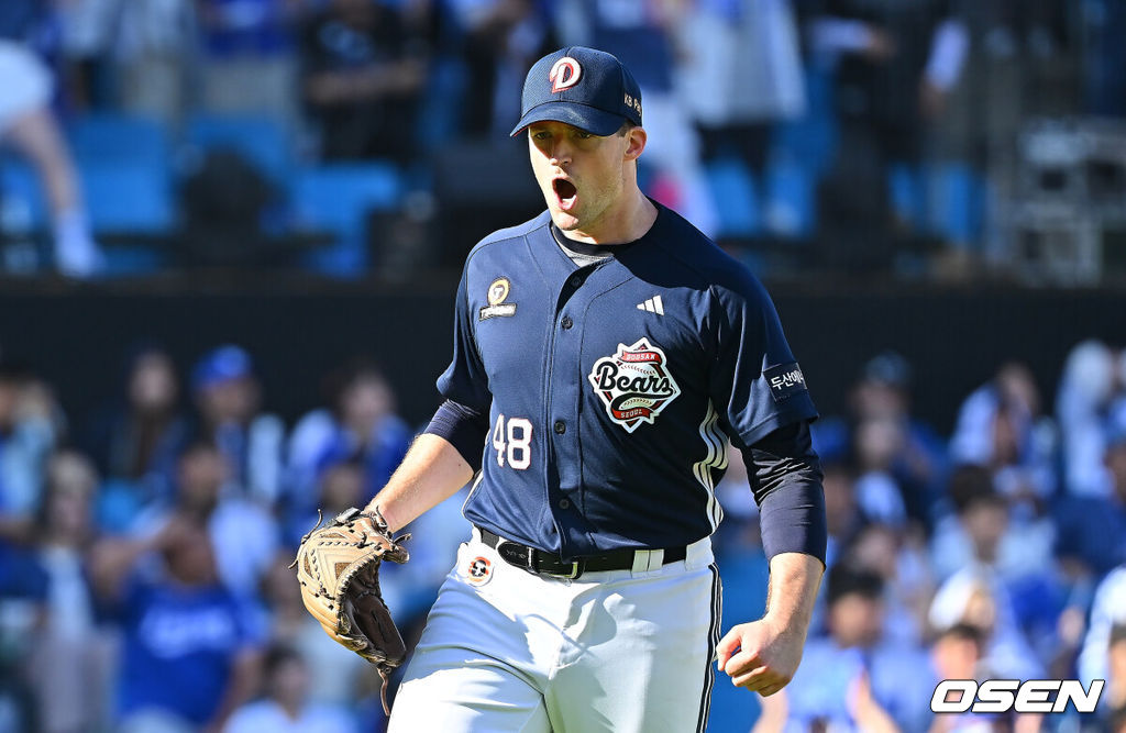 4일 대구삼성라이온즈파크에서 2026 신한 SOL KBO 리그 삼성 라이온즈와 두산 베어스의 경기가 열렸다. 홈팀 삼성은 이승현이, 방문팀 두산은 벤자민이 선발 출전했다. 두산 베어스 벤자민이 5회초 2사 1,2루 삼성 라이온즈 김도환을 유격수 직선타로 잡고 포효하고 있다. 2026.10.04 / foto0307@osen.co.kr