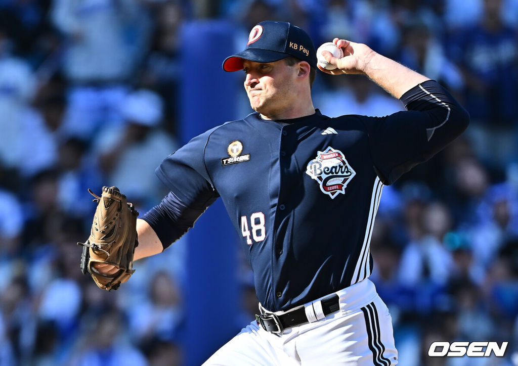 4일 대구삼성라이온즈파크에서 2026 신한 SOL KBO 리그 삼성 라이온즈와 두산 베어스의 경기가 열렸다. 홈팀 삼성은 이승현이, 방문팀 두산은 벤자민이 선발 출전했다. 두산 베어스 선발 투수 벤자민이 역투하고 있다. 2026.10.04 / foto0307@osen.co.kr