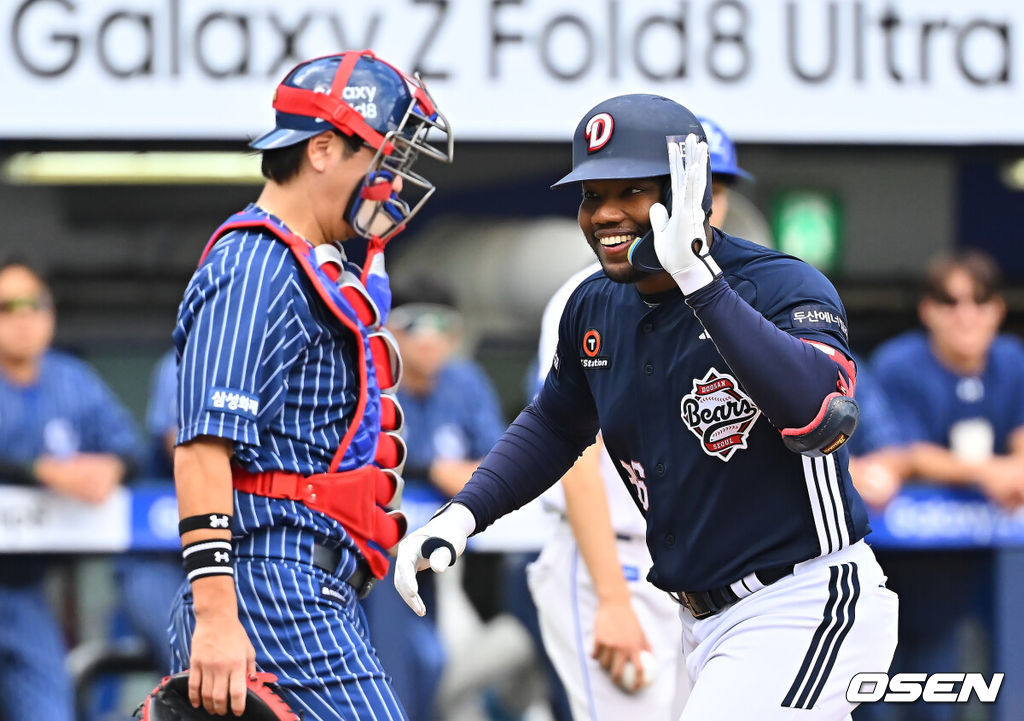 4일 대구삼성라이온즈파크에서 2026 신한 SOL KBO 리그 삼성 라이온즈와 두산 베어스의 경기가 열렸다. 홈팀 삼성은 이승현이, 방문팀 두산은 벤자민이 선발 출전했다. 두산 베어스 세베리노가 2회초 무사 좌월 솔로 홈런을 치고 하이파이브를 하고 있다. 2026.10.04 / foto0307@osen.co.kr