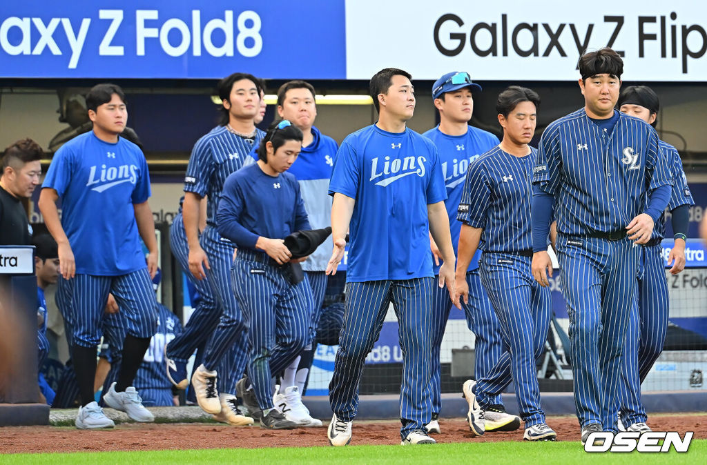 4일 대구삼성라이온즈파크에서 2026 신한 SOL KBO 리그 삼성 라이온즈와 두산 베어스의 경기가 열렸다. 홈팀 삼성은 이승현이, 방문팀 두산은 벤자민이 선발 출전했다. 삼성 라이온즈 선수들이 두산 베어스에 0-12로 패한 후 어두운 표정을 짓고 있다. 2026.10.04 / foto0307@osen.co.kr