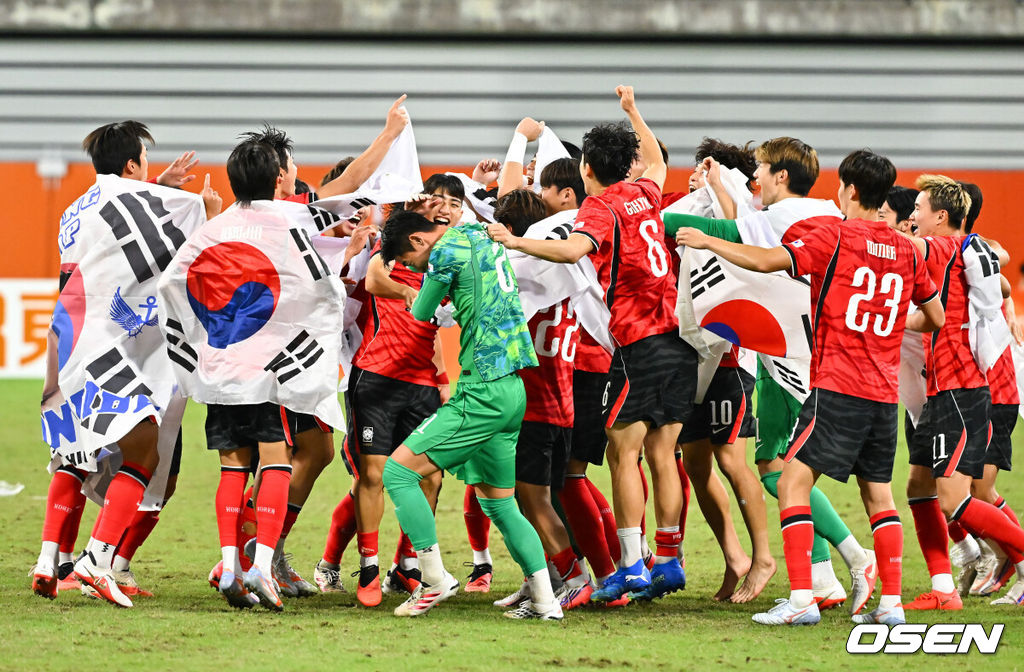 미쳤다! 엄지성(24, 스완지 시티)이 결승골로 한국축구를 살렸다. 이민성 감독이 이끄는 U23 남자축구대표팀은 3일 오후 7시 30분 도요타 스타디움에서 개최된 아이치-나고야 아시안게임 2026 결승전에서 엄지성의 결승골이 터져 숙적 일본을 1-0으로 제압했다. 경기종료 후 축구대표팀이 금메달 기쁨을 나누고 있다.   2026.10.03 /  soul1014@osen.co.kr