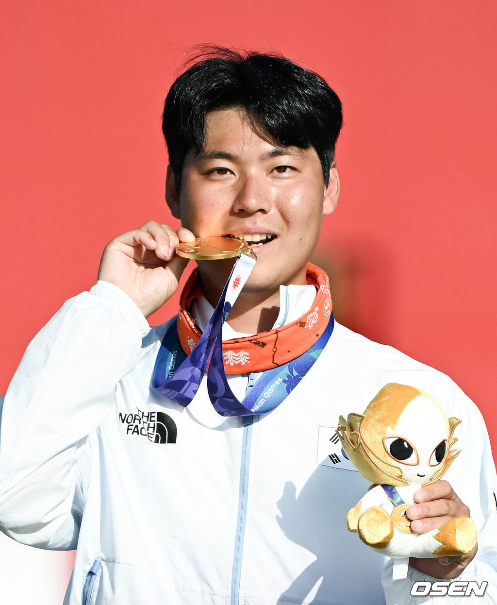 '한국 양궁의 마지막 희망' 이우석(29, 코오롱)이 마침내 생애 첫 아시안게임 개인전 금메달을 획득했다. 일본의 중심부에서 일본 선수를 꺾고 태극기를 휘날렸다.이우석은 3일 오카자키 중앙공원 다목적 광장에서 열린 2026 아이치·나고야 아시안게임 양궁 리커브 남자 개인전 결승에서 나카니시 준야(일본)를 6-2(29-26, 27-27, 29-29, 29-27)로 누르고 금메달을 목에 걸었다.시상식에서 이우석이 금메달을 들고 포즈를 취하고 있다.   2026.10.03 /  soul1014@osen.co.kr