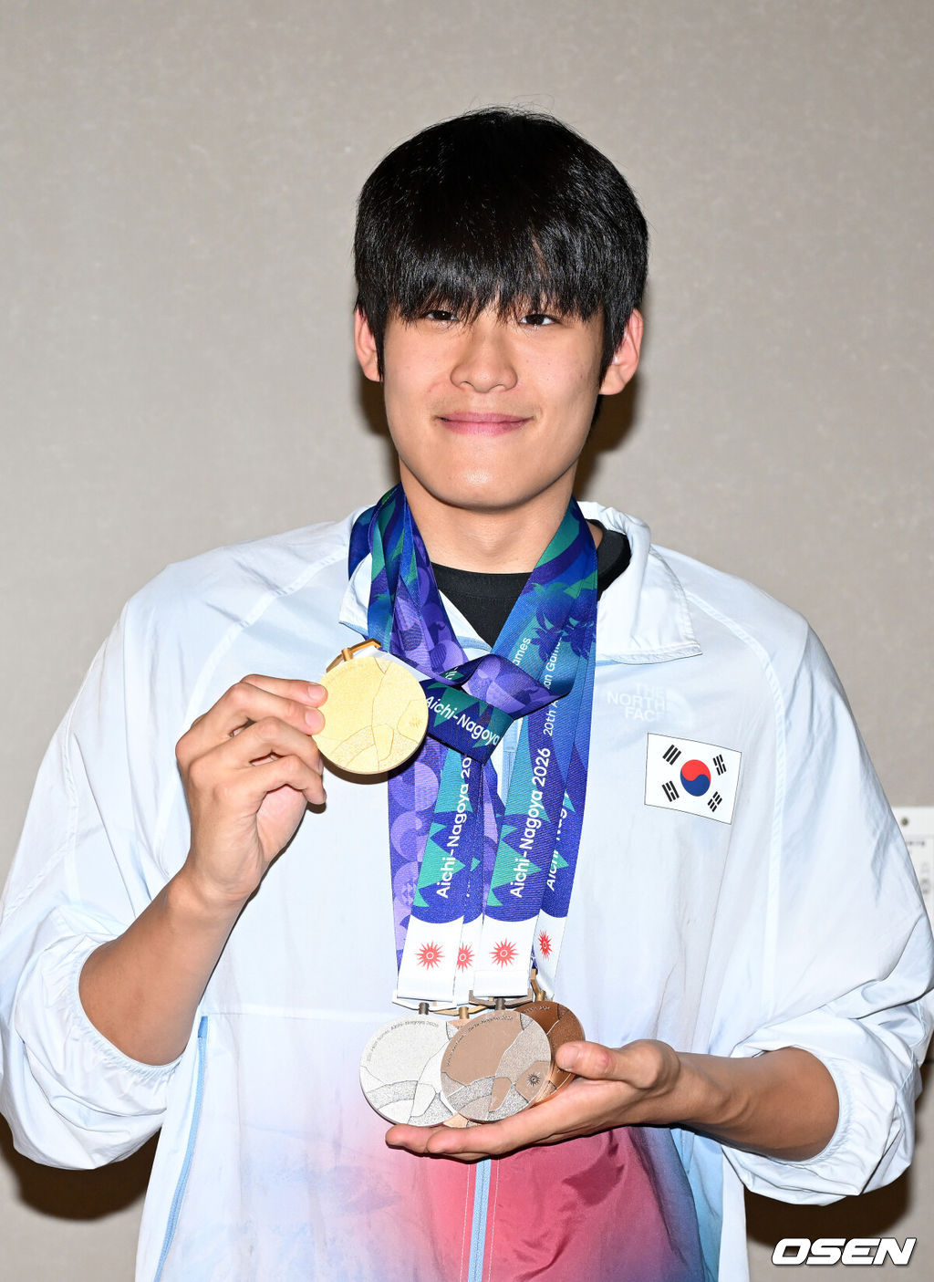 2026 아이치-나고야 아시안게임에 참가한 대한민국 수영, 기계체조, 농구(3X3) 대표팀이 26일 인천국제공항을 통해 입국했다.10월 4일까지 45개국·난민팀 등 1만여 명의 선수단이 469개 금메달을 놓고 격돌하는 아시안게임에 참가한 대한민국 선수단은 41개 종목에 1,051명의 선수를 파견해 금메달 40개 이상을 목표로 하고 있다.수영 김영범이 메달을 목에 걸고 포즈를 취하고 있다. 2026.09.26 / sunday@osen.co.kr