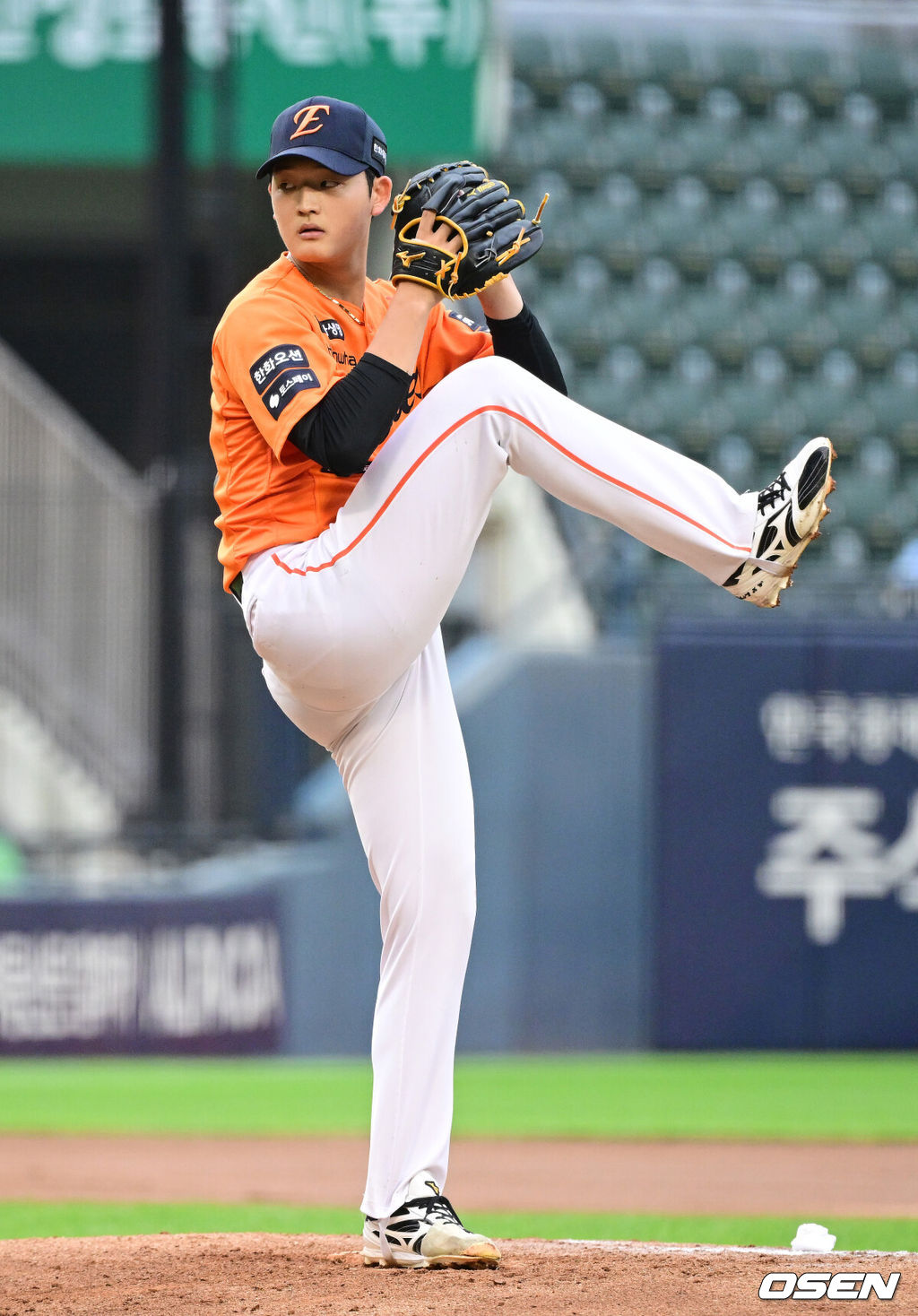 10일 서울 잠실야구장에서 ‘2026 신한 SOL KBO 올스타 프라이데이’가 열렸다.올스타 프라이데이인 오늘(10일)은 '넥스트레벨 매치'가 가장 먼저 열렸다. 지난해 넥스트 레벨 트레이닝 캠프를 수료한 고교 2학년 유망주들이 참가해 2028 KBO 신인드래프트를 앞둔 차세대 스타들의 기량을 선보였다. 이어 북부리그와 남부리그가 맞붙는 퓨처스 올스타전이 펼쳐진다. 경기 종료 후에는 팬 투표로 선정된 거포 8명이 출전하는 홈런 더비가 펼쳐진다.1회말 북부 선발 한화 강건우가 힘차게 공을 뿌리고 있다. 2026.07.10 / dreamer@osen.co.kr