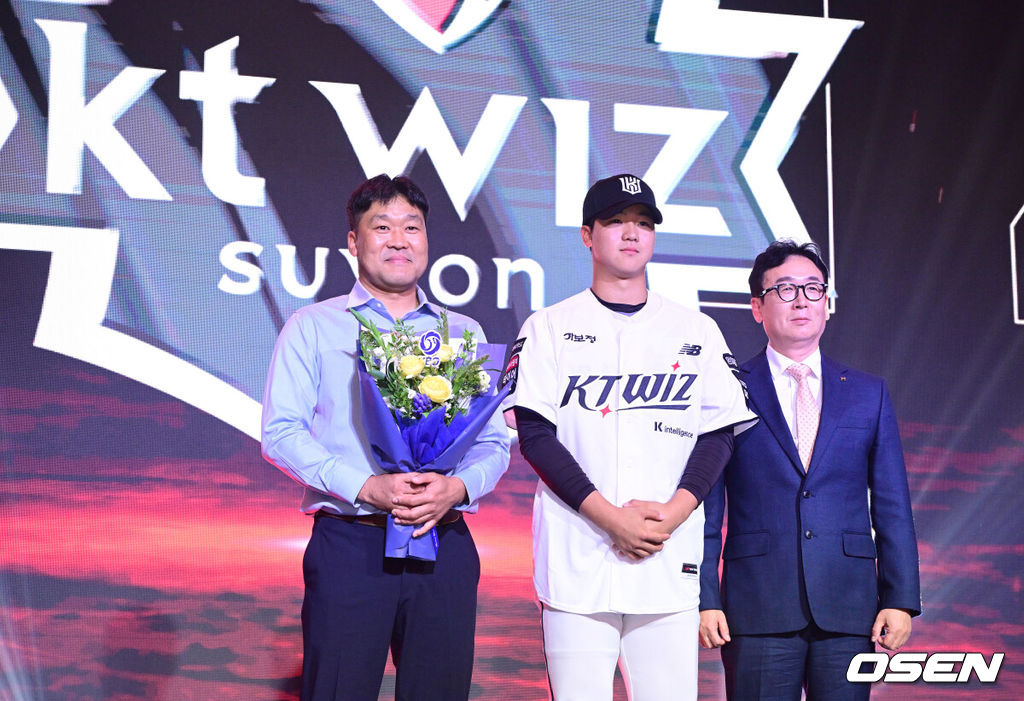 21일 오후 서울 잠실동 롯데호텔 월드 크리스탈볼룸에서 ‘2027 KBO 신인드래프트’가 열렸다. 이번 신인드래프트는 2025시즌 순위의 역순에 따라 키움 히어로즈, 두산 베어스, KIA 타이거즈, 롯데 자이언츠, KT 위즈, NC 다이노스, 삼성 라이온즈, SSG 랜더스, 한화 이글스, LG 트윈스 순서로 1라운드부터 11라운드까지 지명할 수 있다. 유신고 이승원이 KT 1라운드에 지명된 뒤 나도현 단장과 포즈를 취하고 있다. 2026.09.21 / dreamer@osen.co.kr