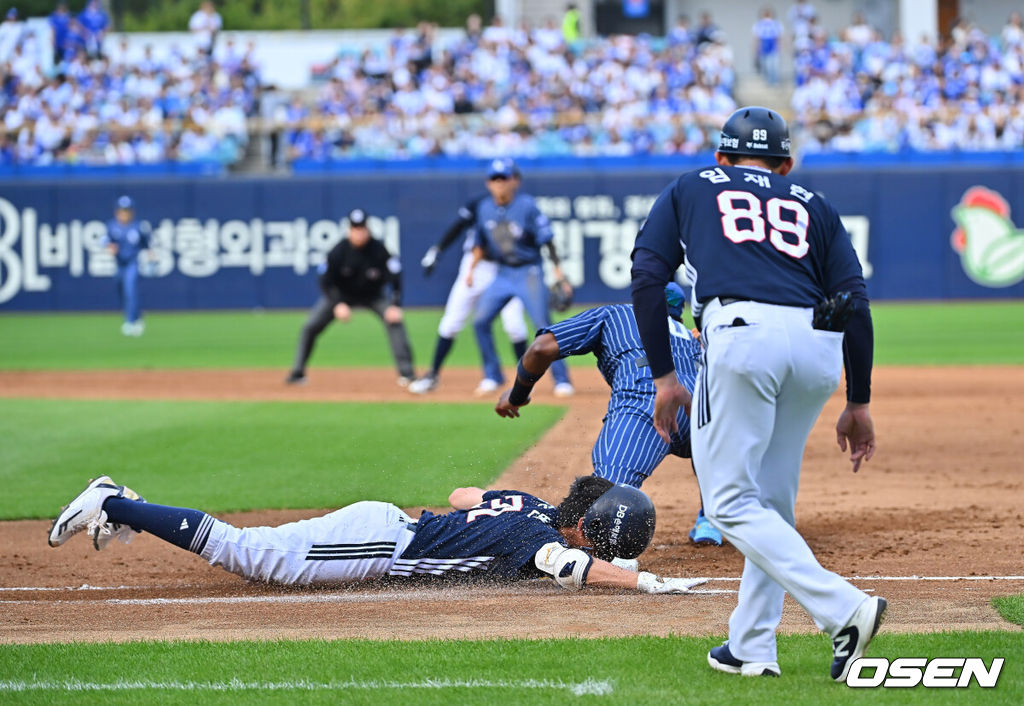 4일 대구삼성라이온즈파크에서 2026 신한 SOL KBO 리그 삼성 라이온즈와 두산 베어스의 경기가 열렸다. 홈팀 삼성은 이승현이, 방문팀 두산은 벤자민이 선발 출전했다. 두산 베어스 정수빈이 2회초 1사 1루 3루수 오른쪽 내야 안타를 치고 슬라이딩으로 세이프되고 있다. 2026.10.04 / foto0307@osen.co.kr