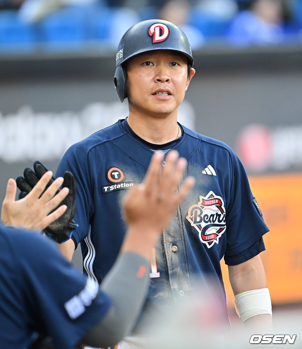 4일 대구삼성라이온즈파크에서 2026 신한 SOL KBO 리그 삼성 라이온즈와 두산 베어스의 경기가 열렸다. 홈팀 삼성은 이승현이, 방문팀 두산은 벤자민이 선발 출전했다. 두산 베어스 정수빈이 7회초 1사 1,2루 박찬호의 유격수 앞 땅볼때 2루수의 송구 실책으로 득점을 올리고 하이파이브를 하고 있다. 2026.10.04 / foto0307@osen.co.kr
