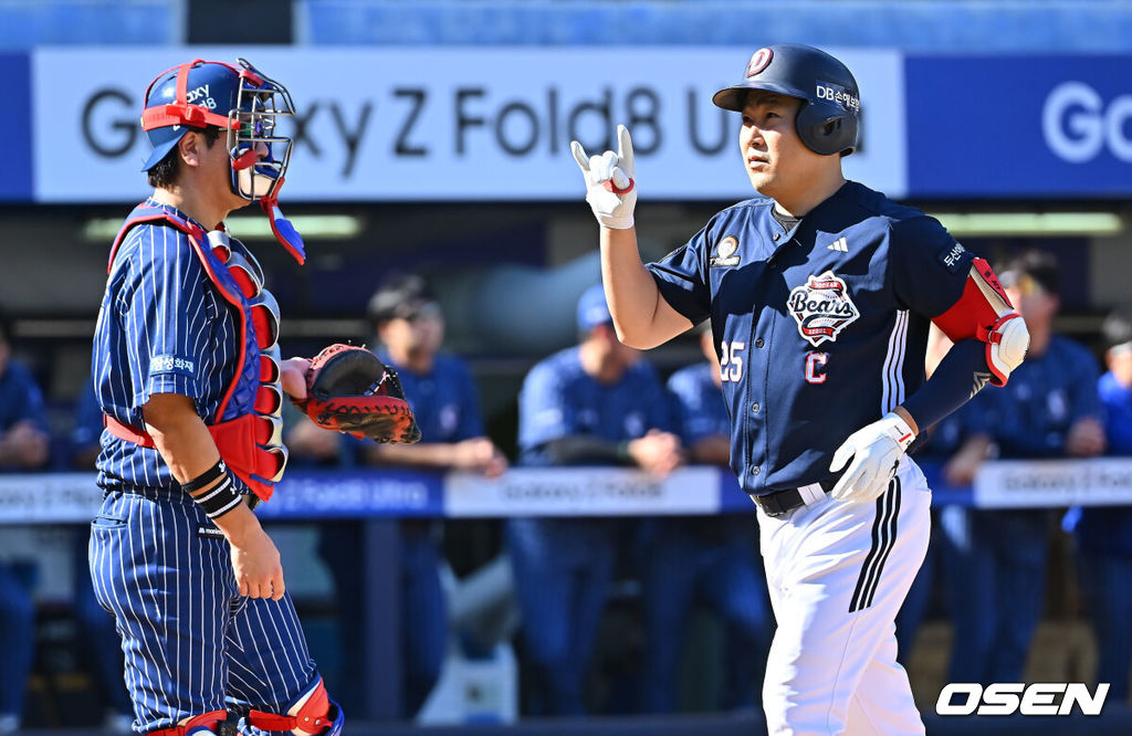 4일 대구삼성라이온즈파크에서 2026 신한 SOL KBO 리그 삼성 라이온즈와 두산 베어스의 경기가 열렸다. 홈팀 삼성은 이승현이, 방문팀 두산은 벤자민이 선발 출전했다. 두산 베어스 양의지가 3회초 무사 1루 좌월 2점 홈런을 치고 세리머니를 하고 있다. 2026.10.04 / foto0307@osen.co.kr