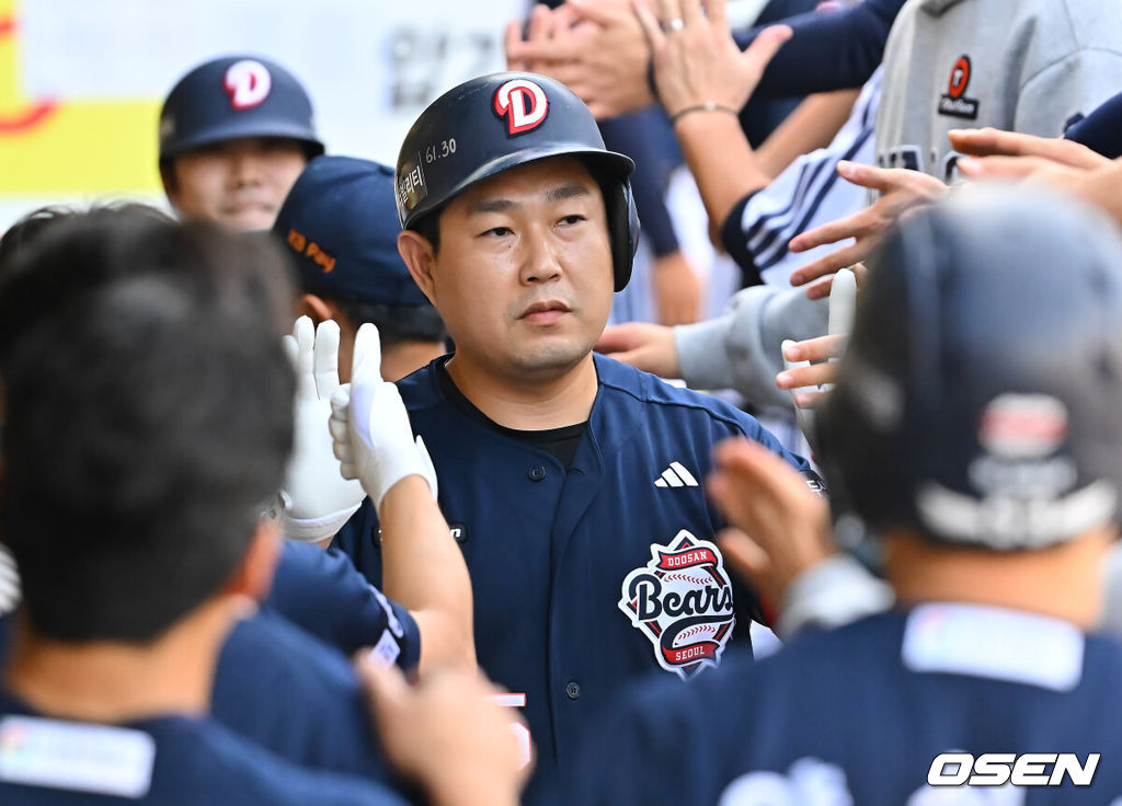 4일 대구삼성라이온즈파크에서 2026 신한 SOL KBO 리그 삼성 라이온즈와 두산 베어스의 경기가 열렸다. 홈팀 삼성은 이승현이, 방문팀 두산은 벤자민이 선발 출전했다. 두산 베어스 양의지가 3회초 무사 1루 좌월 2점 홈런을 치고 하이파이브를 하고 있다. 2026.10.04 / foto0307@osen.co.kr
