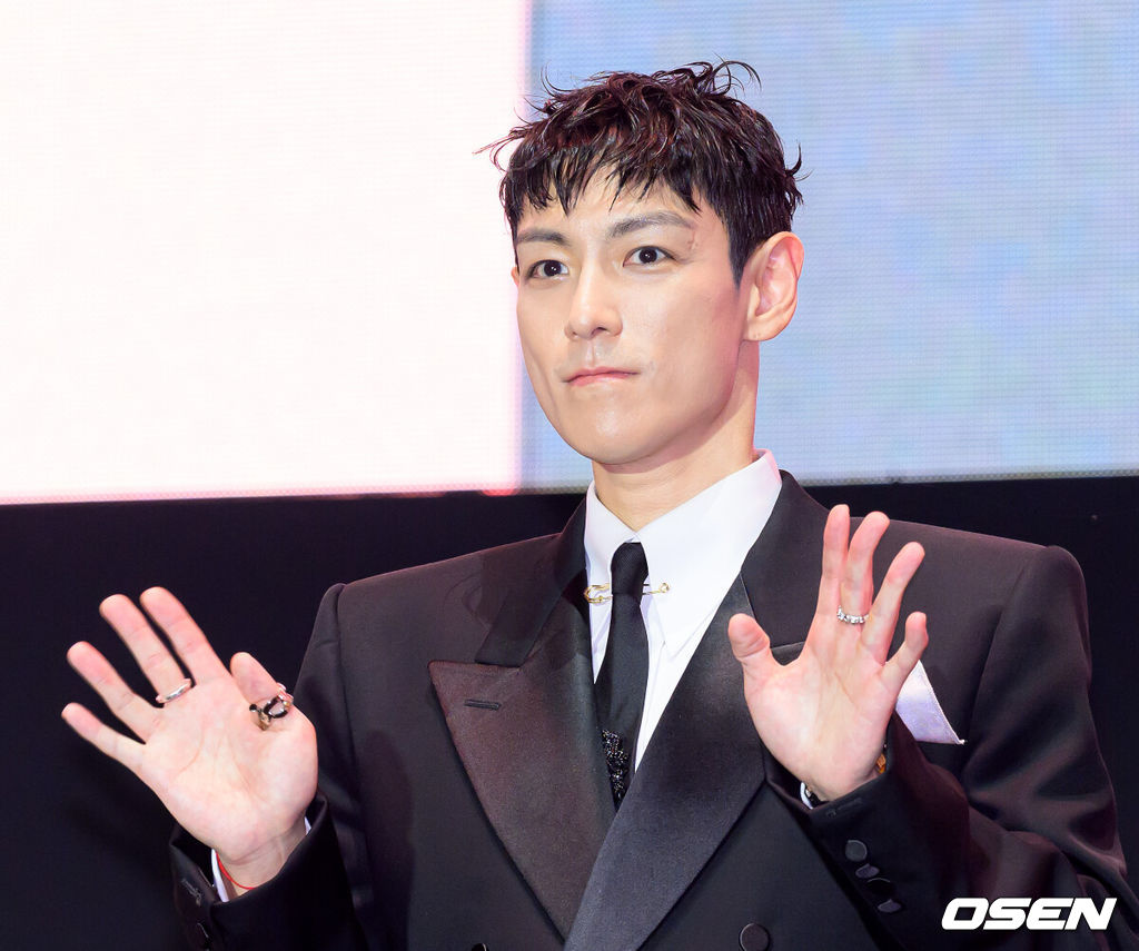 28일 오후 서울 세종대로 일대에서 '오징어게임 3' 피날레 이벤트가 열렸다. 이날 넷플릭스 시리즈 ‘오징어게임’의 황동혁 감독과 이정재, 이병헌을 비롯해 임시완, 강하늘 등 시즌 2·3 출연진이 서울에서 팬들과 만났다. 또 시즌 1 주역 박해수, 정호연, 이유미 등도 참석했다.이번 행사는 서울시와 넷플릭스가 공동 주최하는 '2025 K-콘텐츠 서울여행주간'의 하나로 마련됐다.배우 최승현이 인사를 하고 있다. 2025.06.28 /sunday@osen.co.kr