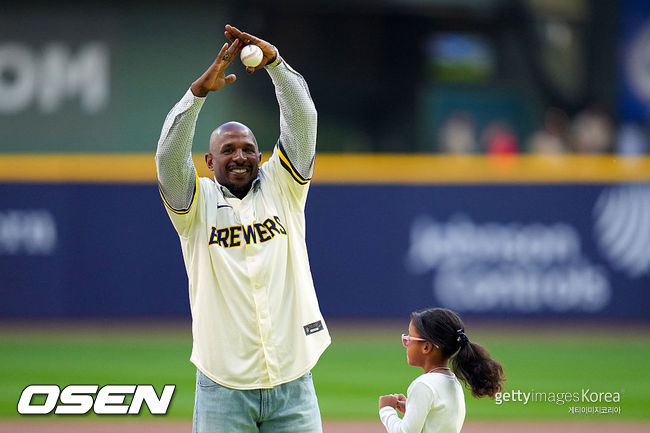 [사진] 나이저 모건이 밀워키에서 열린 NLDS 2차전 시구자로 나섰다. ⓒGettyimages(무단전재 및 재배포 금지)