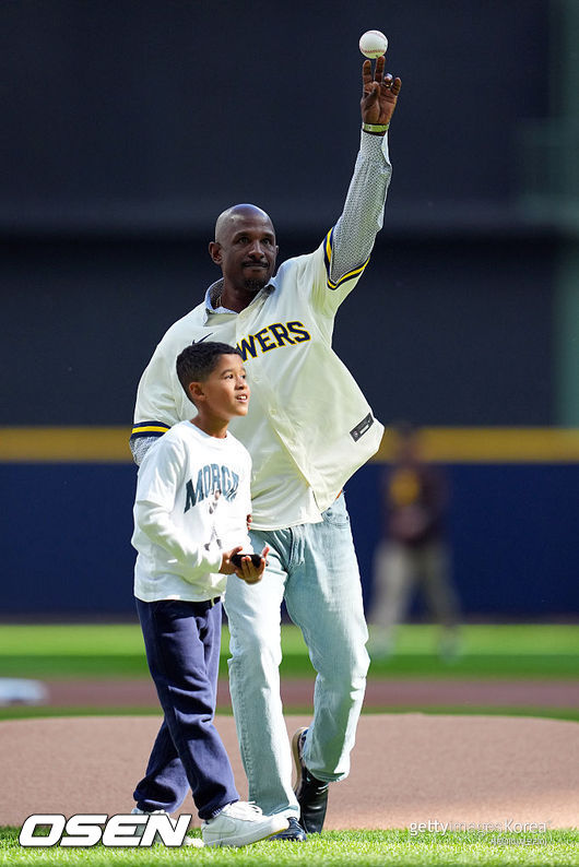 [사진] 나이저 모건이 밀워키에서 열린 NLDS 2차전 시구자로 나섰다. ⓒGettyimages(무단전재 및 재배포 금지)