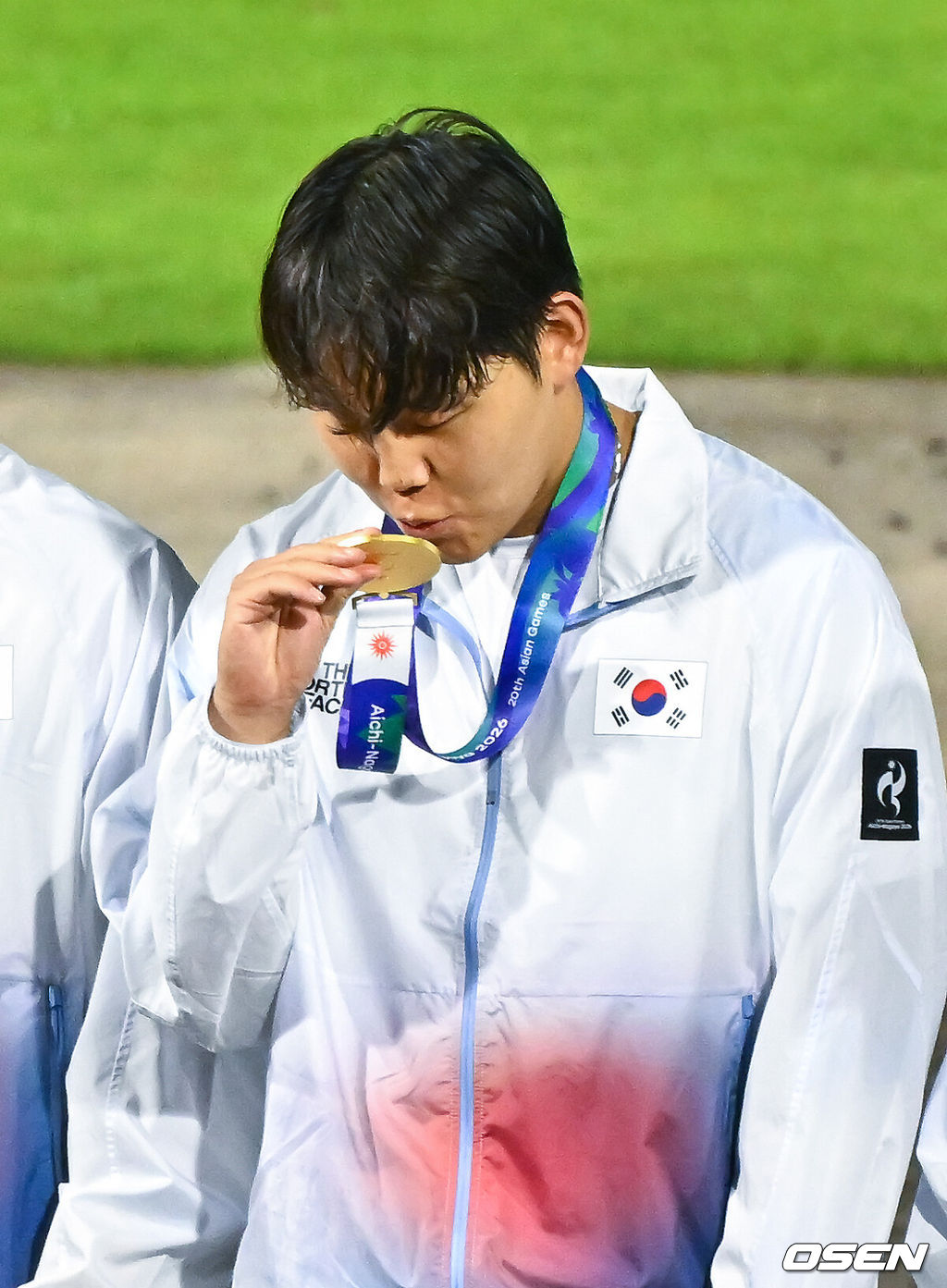 한국야구가 우여곡절 끝 아시안게임 5회 연속 금메달을 해냈다. 류지현 감독이 이끄는 한국 야구대표팀은 27일 일본 아이치현 도요하시 시민구장에서 열린 2026 아이치-나고야 아시안게임 일본과 결승전에서 3-1로 승리했다.시상식에서 소형준이 금메달에 키스를 하고 있다.    2026.09.27 / soul1014@osen.co.kr