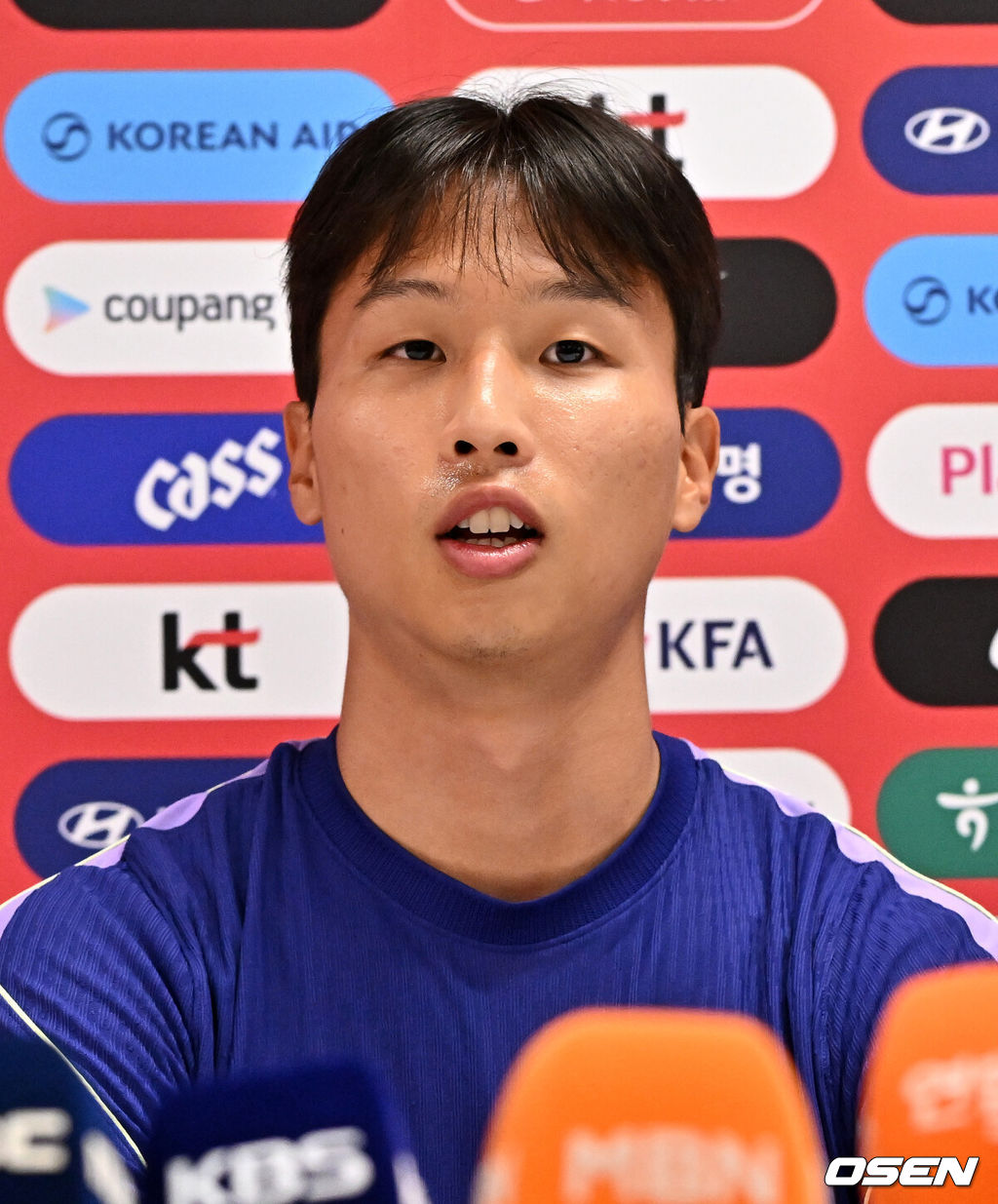 홍명보 감독이 이끄는 대한민국 축구국가대표팀이 20일(한국시각) 멕시코 과달라하라 인근 사포판의 치바스 베르데 바예에서 훈련을 진행했다.한국은 1승 1패, 승점 3으로 멕시코(승점 6)에 이어 조 2위가 됐다. 체코와 남아프리카공화국이 나란히 승점 1에 머물러 있는 만큼 한국은 남아공과 최종전에서 무승부만 거둬도 조 2위를 확보할 수 있다.훈련에 앞서 대한민국 엄지성이 인터뷰를 하고 있다. 2026.06.20 /sunday@osen.co.kr