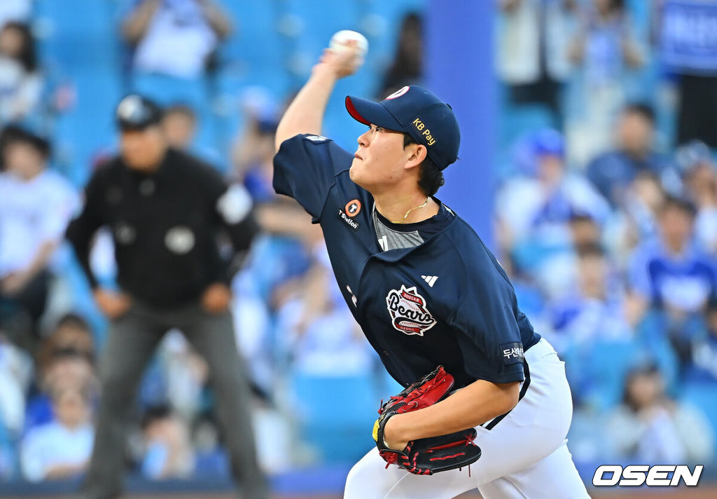 4일 대구삼성라이온즈파크에서 2026 신한 SOL KBO 리그 삼성 라이온즈와 두산 베어스의 경기가 열렸다. 홈팀 삼성은 이승현이, 방문팀 두산은 벤자민이 선발 출전했다. 두산 베어스 김영현이 역투하고 있다. 2026.10.04 / foto0307@osen.co.kr