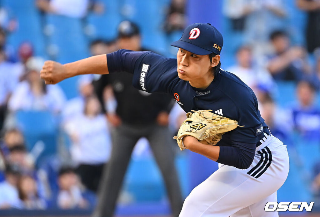 4일 대구삼성라이온즈파크에서 2026 신한 SOL KBO 리그 삼성 라이온즈와 두산 베어스의 경기가 열렸다. 홈팀 삼성은 이승현이, 방문팀 두산은 벤자민이 선발 출전했다. 두산 베어스 김한중이 역투하고 있다. 2026.10.04 / foto0307@osen.co.kr