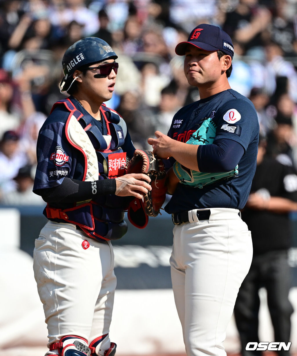 5일 경기도 수원 KT위즈파크에서 ‘2026 신한 SOL Bank KBO리그’ KT 위즈와 롯데 자이언츠의 경기가 열렸다.홈팀 KT는 로건, 방문팀 롯데는 김진욱을 선발로 내세웠다.1회말 1사 만루 위기에 롯데 포수 손성빈이 마운드에 올라 김진욱과 대화를 하고 있다. 2026.10.05 /cej@osen.co.kr