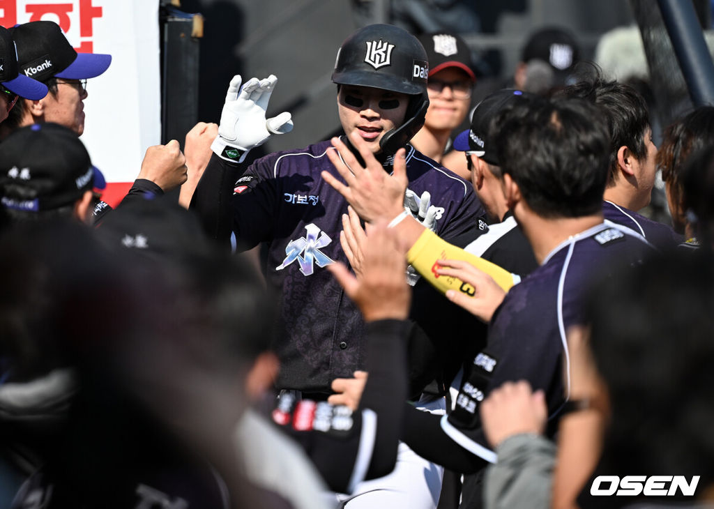 5일 경기도 수원 KT위즈파크에서 ‘2026 신한 SOL Bank KBO리그’ KT 위즈와 롯데 자이언츠의 경기가 열렸다.홈팀 KT는 로건, 방문팀 롯데는 김진욱을 선발로 내세웠다.1회말 2사 1,3루에서 KT 장준원이 3점 홈런을 날린 뒤 득점을 올리고 있다. 2026.10.05 /cej@osen.co.kr