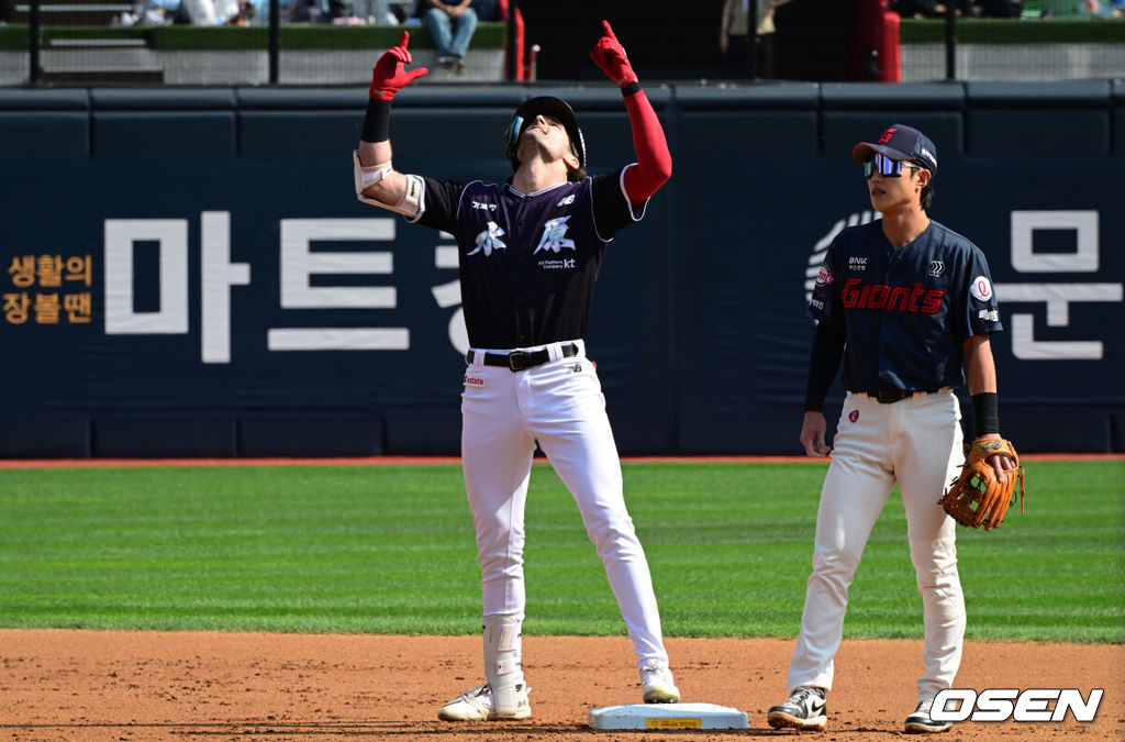 5일 경기도 수원 KT위즈파크에서 ‘2026 신한 SOL Bank KBO리그’ KT 위즈와 롯데 자이언츠의 경기가 열렸다.홈팀 KT는 로건, 방문팀 롯데는 김진욱을 선발로 내세웠다.1회말 1사 1,3루에서 KT 힐리어드가 선제 우월 1타점 2루타를 날린 뒤 세리머니를 하고 있다.2026.10.05 /cej@osen.co.kr