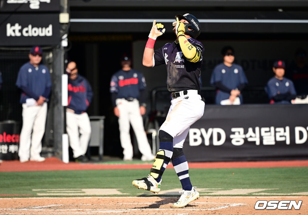 5일 경기도 수원 KT위즈파크에서 ‘2026 신한 SOL Bank KBO리그’ KT 위즈와 롯데 자이언츠의 경기가 열렸다.홈팀 KT는 로건, 방문팀 롯데는 김진욱을 선발로 내세웠다.7회말 KT 선두타자 안현민이 중월 솔로 홈런을 날린 뒤 세리머니를 하고 있다. 2026.10.05 /cej@osen.co.kr