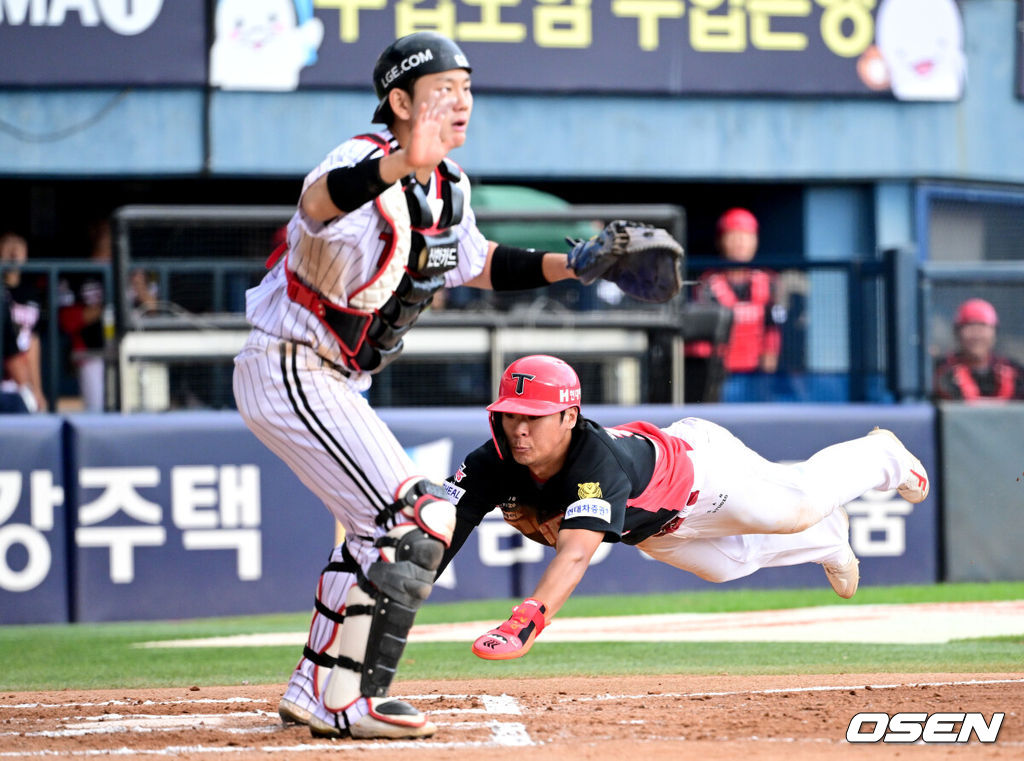 5일 서울 잠실야구장에서 ‘2026 신한 SOL Bank KBO리그’ LG 트윈스와 KIA 타이거즈의 경기가 열렸다.홈팀 LG는 앤더스 톨허스트, 방문팀 KIA는 애덤 올러를 선발로 내세웠다.6회초 2사 2루 상황 KIA 김호령의 내야 땅볼 때 상대 송구 실책을 틈타 주자 김규성이 홈으로 파고들어 세이프되고 있다. 2026.10.05 / dreamer@osen.co.kr