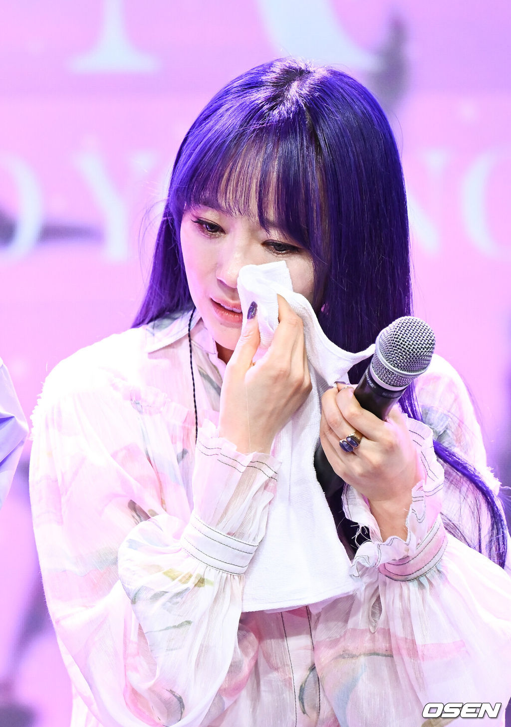 가수 이수영이 17일 오후 서울 홍대 구름아래소극장에서 열 번째 정규앨범 ‘소리(SORY)’ 쇼케이스가 진행됐다.가수 이수영이 눈물을 보이고 있다  2022.05.17/ soul1014@osen.co.kr