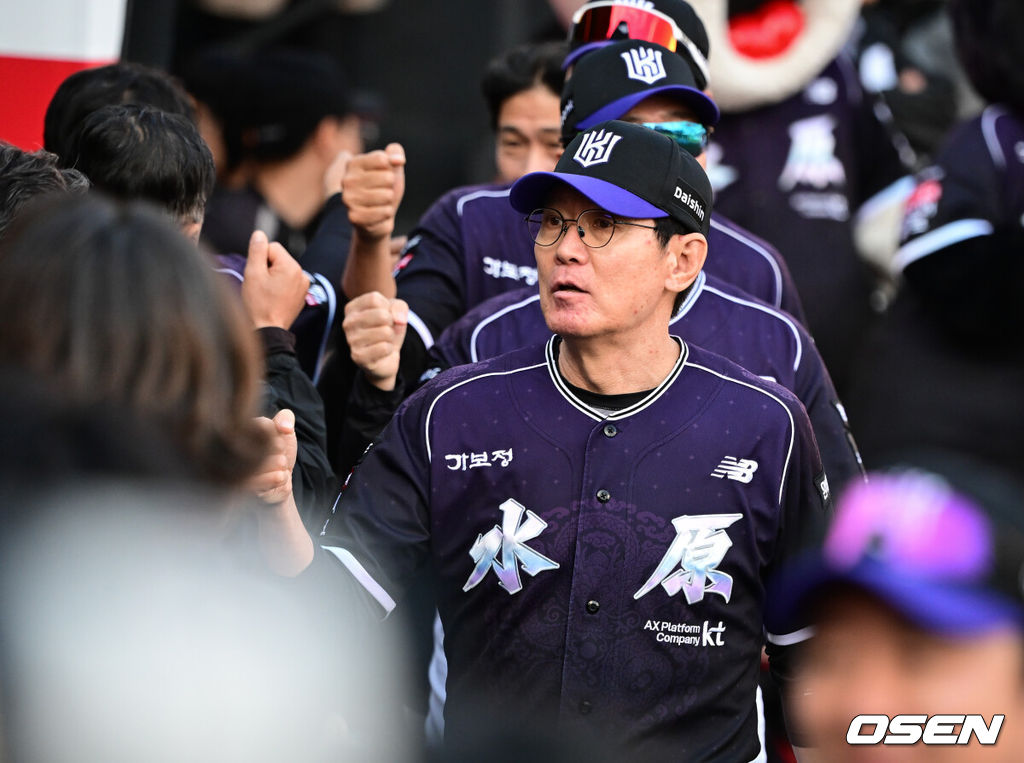 KT의 한국시리즈 직행이 눈앞이다.프로야구 KT 위즈는 5일 수원KT위즈파크에서 열린 2026 신한 SOL KBO리그 롯데 자이언츠와의 시즌 마지막 맞대결(16차전)에서 9-0 완승을 거뒀다.KT이강철 감독이 더그아웃에서 승리를 기뻐하고 있다. 2026.10.05 /cej@osen.co.kr