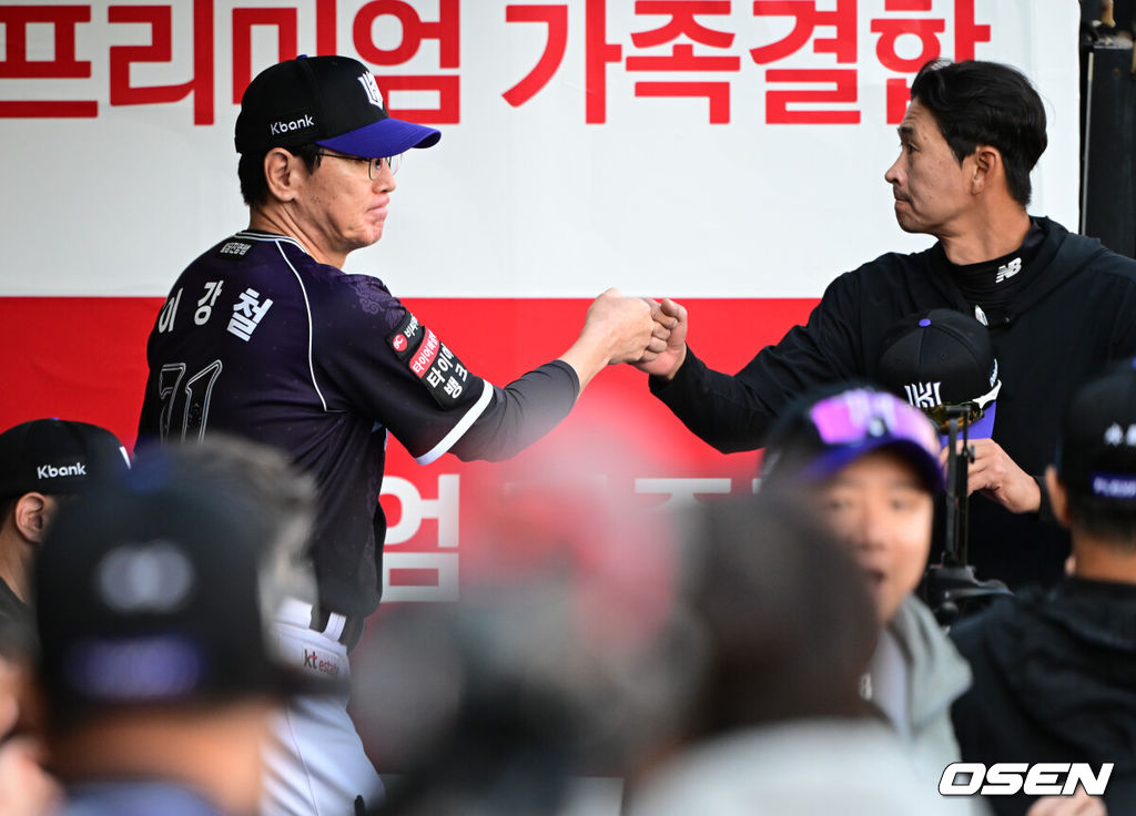 KT의 한국시리즈 직행이 눈앞이다.프로야구 KT 위즈는 5일 수원KT위즈파크에서 열린 2026 신한 SOL KBO리그 롯데 자이언츠와의 시즌 마지막 맞대결(16차전)에서 9-0 완승을 거뒀다.KT이강철 감독(왼쪽)이 승리를 기뻐하고 있다. 2026.10.05 /cej@osen.co.kr