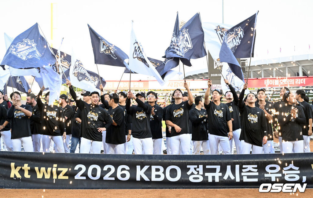2026 프로야구 정규시즌 우승팀은 KT 위즈다. 프로야구 KT 위즈는 5일 수원KT위즈파크에서 열린 2026 신한 SOL KBO리그 롯데 자이언츠와의 시즌 마지막 맞대결(16차전)에서 9-0으로 승리했다. KT가 정규시즌 우승을 기뻐하고 있다. 2026.10.05 /cej@osen.co.kr