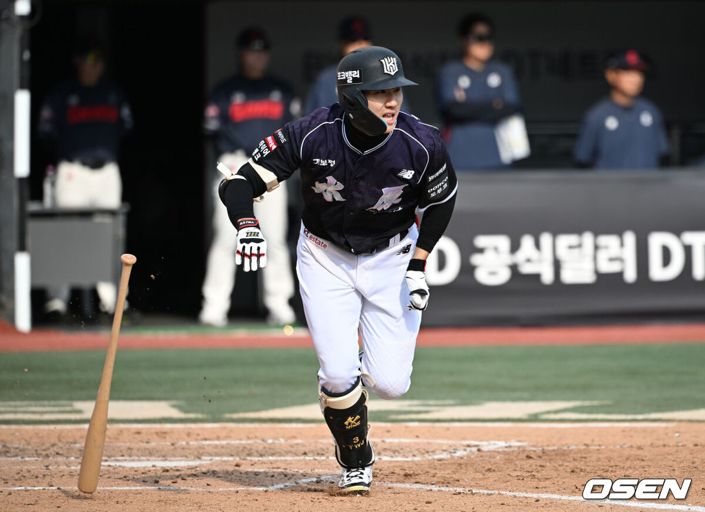 5일 경기도 수원 KT위즈파크에서 ‘2026 신한 SOL Bank KBO리그’ KT 위즈와 롯데 자이언츠의 경기가 열렸다.홈팀 KT는 로건, 방문팀 롯데는 김진욱을 선발로 내세웠다.4회말 KT 선두타자 최원준이 안타를 날리고 있다. 2026.10.05 /cej@osen.co.kr