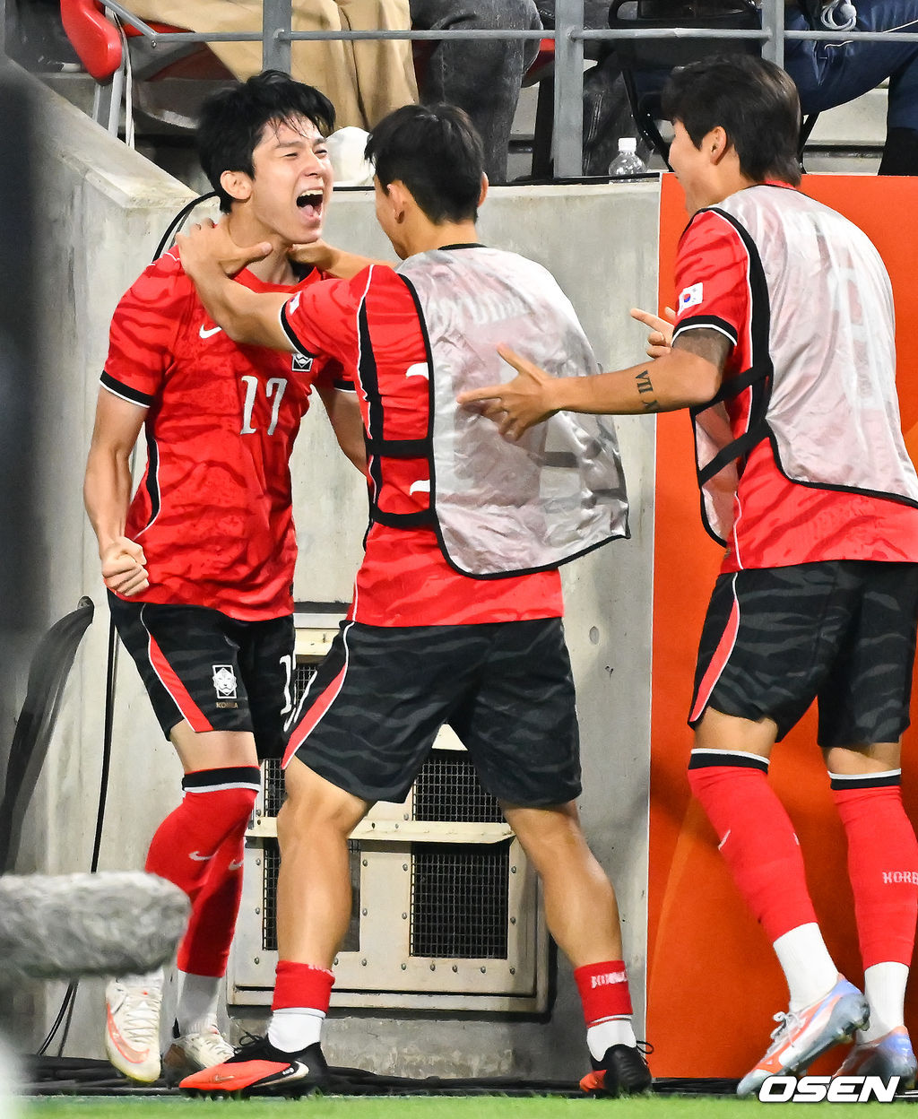 미쳤다! 엄지성(24, 스완지 시티)이 결승골로 한국축구를 살렸다. 이민성 감독이 이끄는 U23 남자축구대표팀은 3일 오후 7시 30분 나고야 스타디움에서 개최된 아이치-나고야 아시안게임 2026 결승전에서 엄지성의 결승골이 터져 숙적 일본을 1-0으로 제압했다. 후반 선제골 어시스트 기록한 양민혁이 기뻐하고 있다.      2026.10.03 /  soul1014@osen.co.kr
