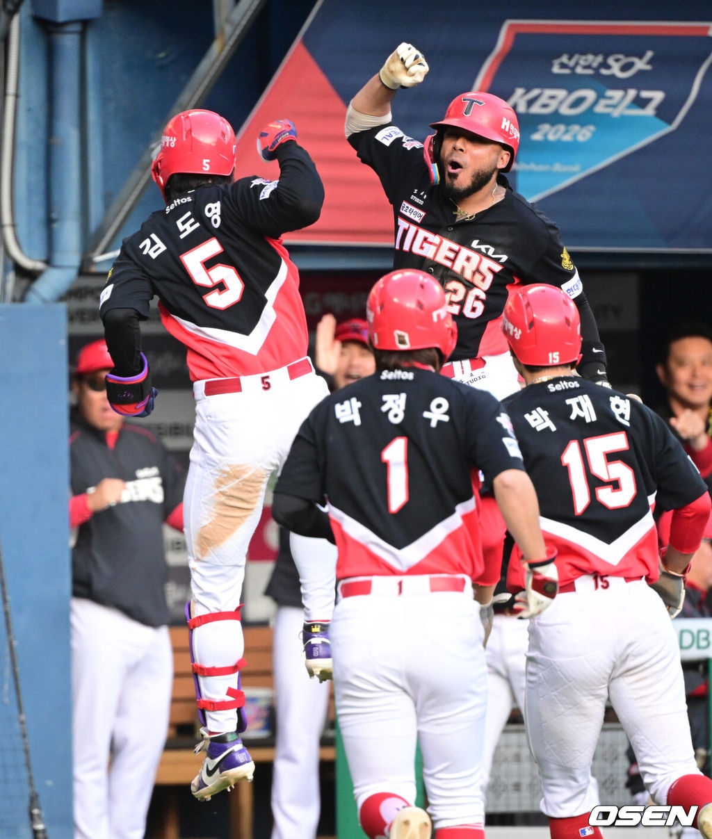 프로야구 KIA 타이거즈가 LG 트윈스를 꺾고 3연전 싹쓸이에 성공했다. LG는 충격의 역전패로 8연패에 빠졌다. KIA는 5일 서울 잠실구장에서 열린 2026 KBO리그 LG와 경기에서 6-4 역전승을 거뒀다. 9회초 2사 1,2루에서 김도영이 역전 스리런 홈런으로 경기를 뒤집었다. KIA는 75승 61패 2무가 됐고, 8연패를 당한 LG는 75승 63패 1무가 됐다. KIA는 1경기 차이로 달아났다. 9회초 2사 1, 2루 상황 KIA 김도영이 역전 스리런포를 날리고 홈을 밟은 뒤 카스트로를 비롯한 동료들과 환호하고 있다. 2026.10.05 / dreamer@osen.co.kr