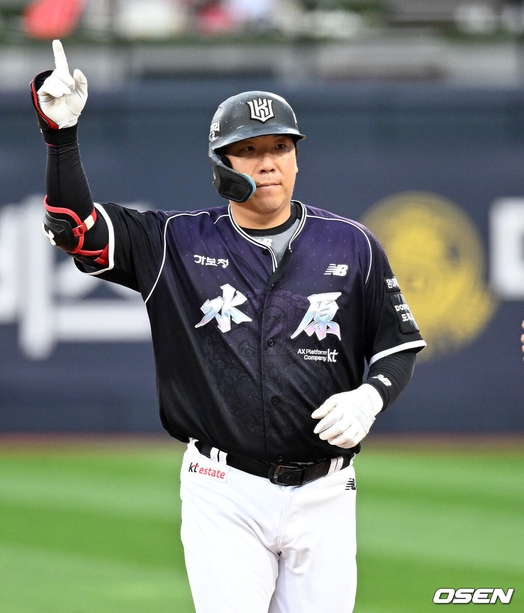 12일 수원 KT위즈파크에서 2026 신한 SOL KBO리그 KT 위즈와 KIA 타이거즈의 경기가 열렸다.KT는 대니엘, KIA는 네일을 선발로 내세웠다.1회말 2사 1,2루에서 KT 김현수가 중전 적시타를 치고 환호하고 있다. 2026.09.12 /sunday@osen.co.kr